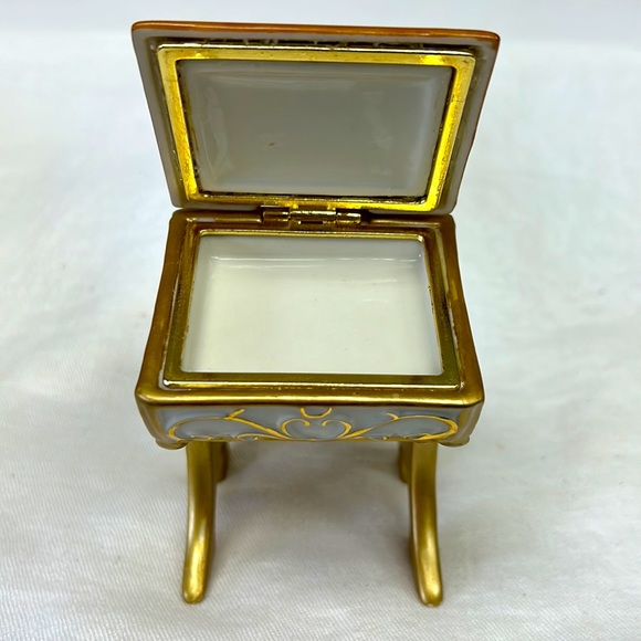 Vintage Ardleigh Elliott numbered music/trinket box titled “Apple For Teacher@ - Picture 4 of 9